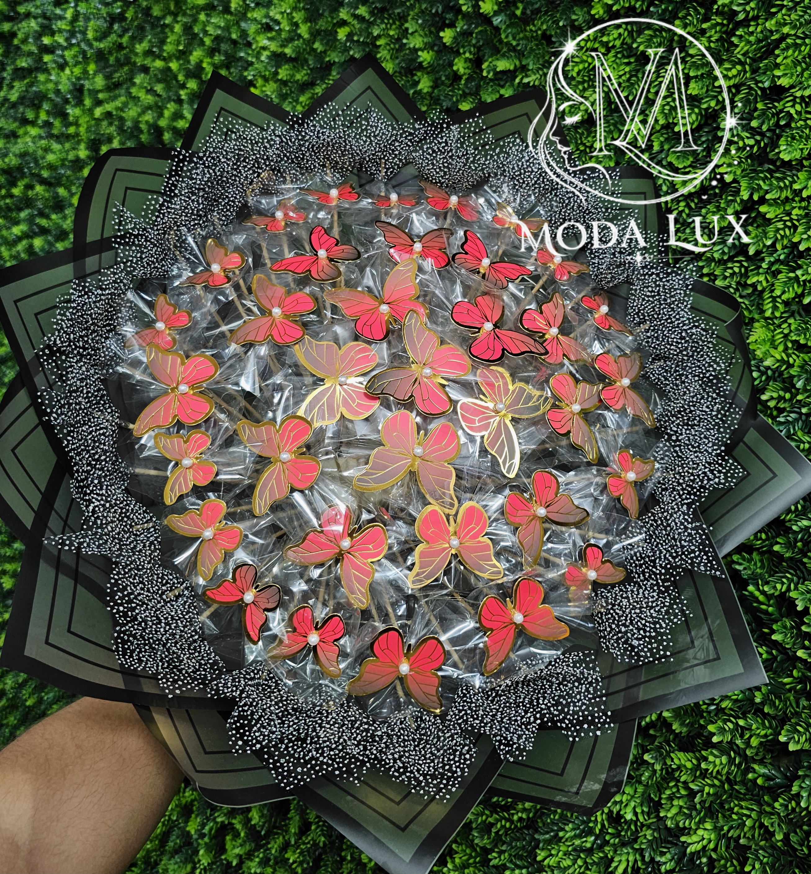 دسته گل پروانه چراغدار 36شاخه رنگ قرمز
